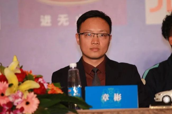 为了演员表演更自然，同时也为了影片不煽情，达到布莱希特所倡导的间离效果，在阿巴斯电影中突出人物表情的特写、近景镜头相对较少，经常出现的是全景、中远景镜头。