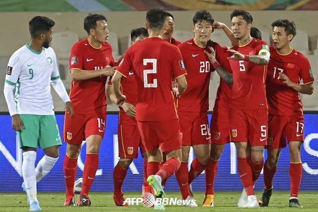 专家推荐【夏长生】足球16中13 带来下午两场澳超精选：阿德莱德联vs布里斯班狮吼+西悉尼流浪者vs墨尔本胜利【雅典娜解球】足球8中7 带来晚间意甲赛事：弗洛西诺尼vs都灵【易球胜】足球4连红 带来晚间德甲焦点战：斯图加特vs勒沃库森今日热点赛事今日下午，澳超迎来两场焦点战对决：阿德莱德联vs布里斯班狮吼+西悉尼流浪者vs墨尔本胜利。